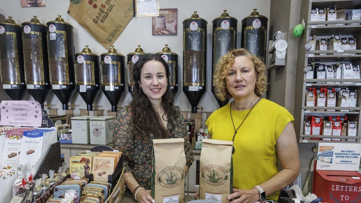 Patricia Sogorb y Yolanda González, en el mostrador de la tienda que regentan.
