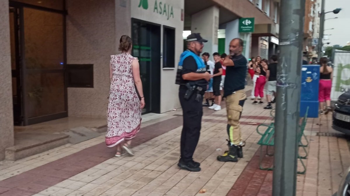 Un policía local y un bombero, el domingo, durante una intervención tras la tormenta.