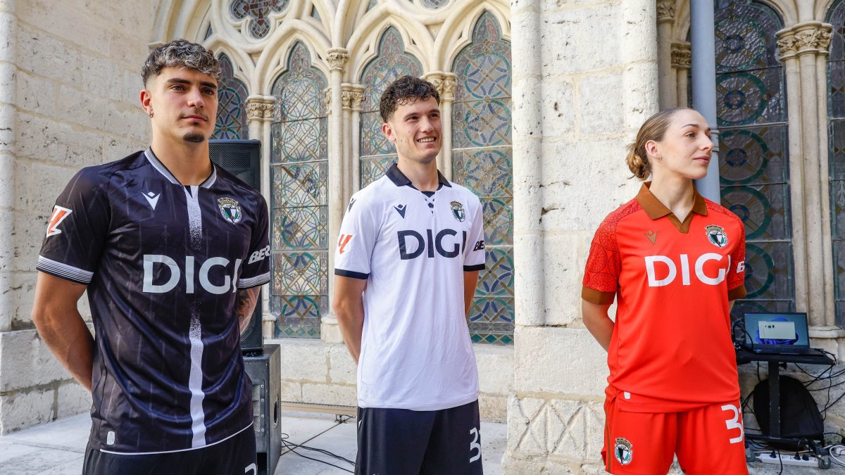 Ethan Ventosa, David González y Cristina López con las nuevas camisetas del Burgos CF.