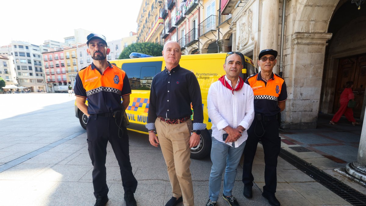 Ángel Manzanedo y Telmo Ruiz (centro), flanqueados por Ángel y Lorenzo, voluntarios de Protección Civil Burgos.