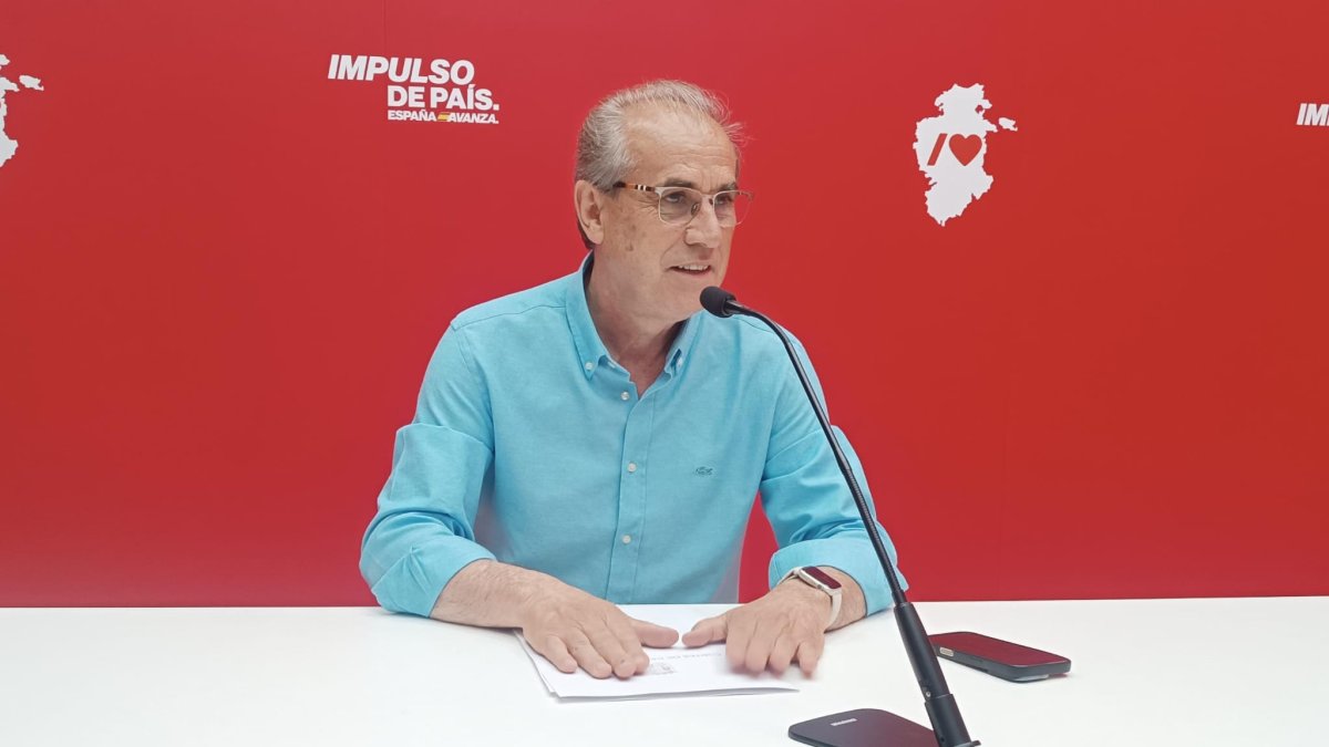 El procurador regional del PSOE, Luis Briones, en rueda de prensa.