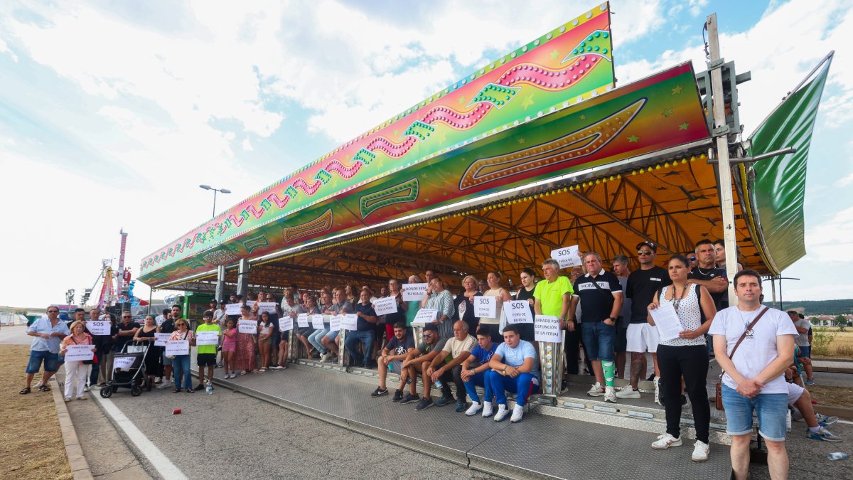 Imágenes de una feria cerrada en forma de protesta para no volver a la calle Laredo el próximo año.