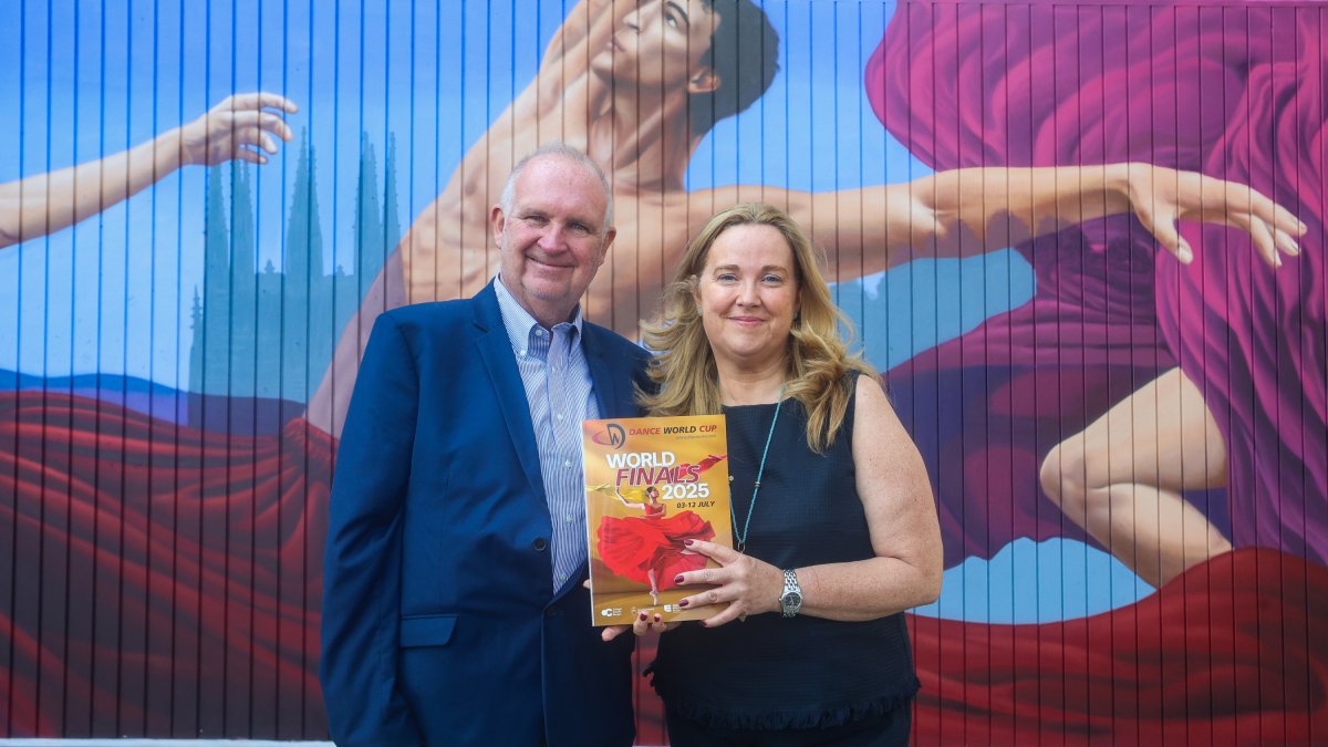 John Grimsaw, presidente de la Dance World Cup, y Cristina Ayala, alcaldesa de Burgos.