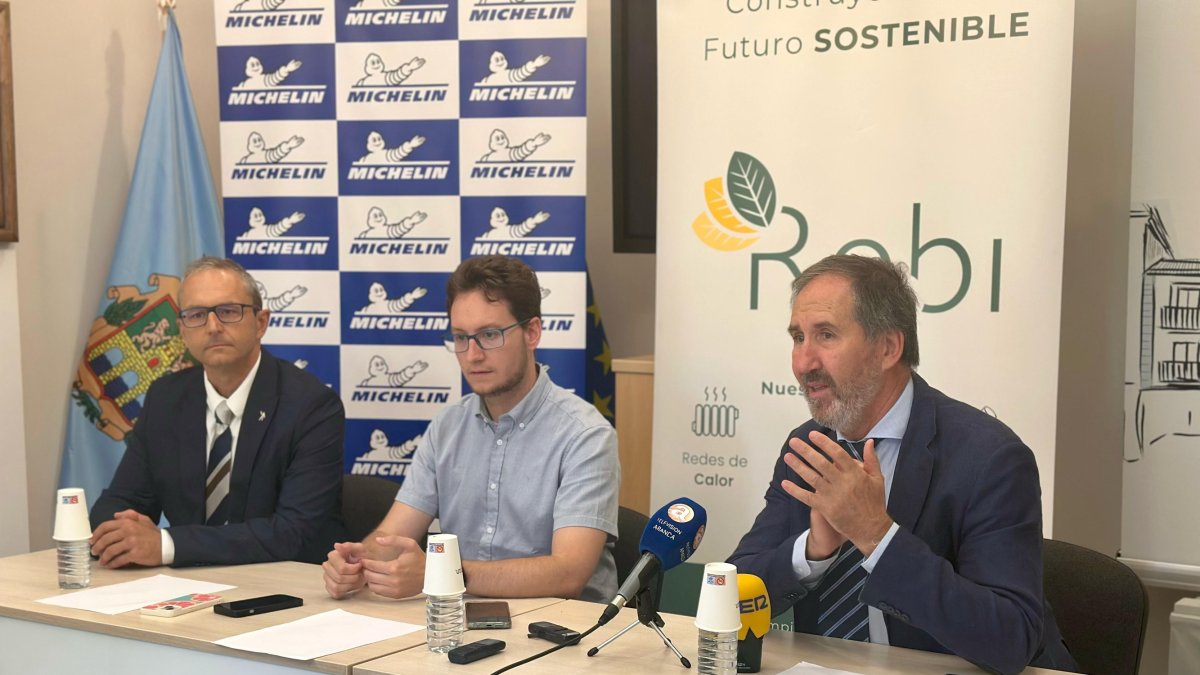 De izquierda a derecha, el director de Michelin Aranda, el alcalde de Aranda y el director de Rebi