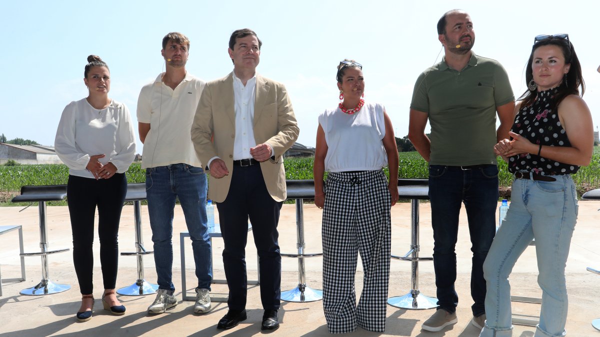 El presidente de la Junta de Castilla y León, Alfonso Fernández Mañueco, presenta medidas de apoyo al sector agrario de la Comunidad, en la imagen con jóvenes agricultores y ganaderos (IaD) Gloria Suarez, Victor Gutierrez, Alfonso Fernánez Mañueco, Noelia Fernandez, Antonio Torres y Nerea del Río.