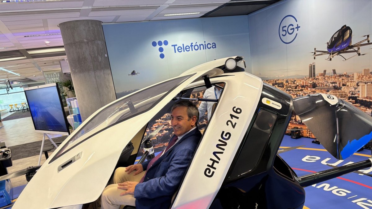 El consejero de Movilidad y Transformación Digital, José Luis Sanz Merino, visita La Cabina, el espacio de inspiración tecnológica de Telefónica.