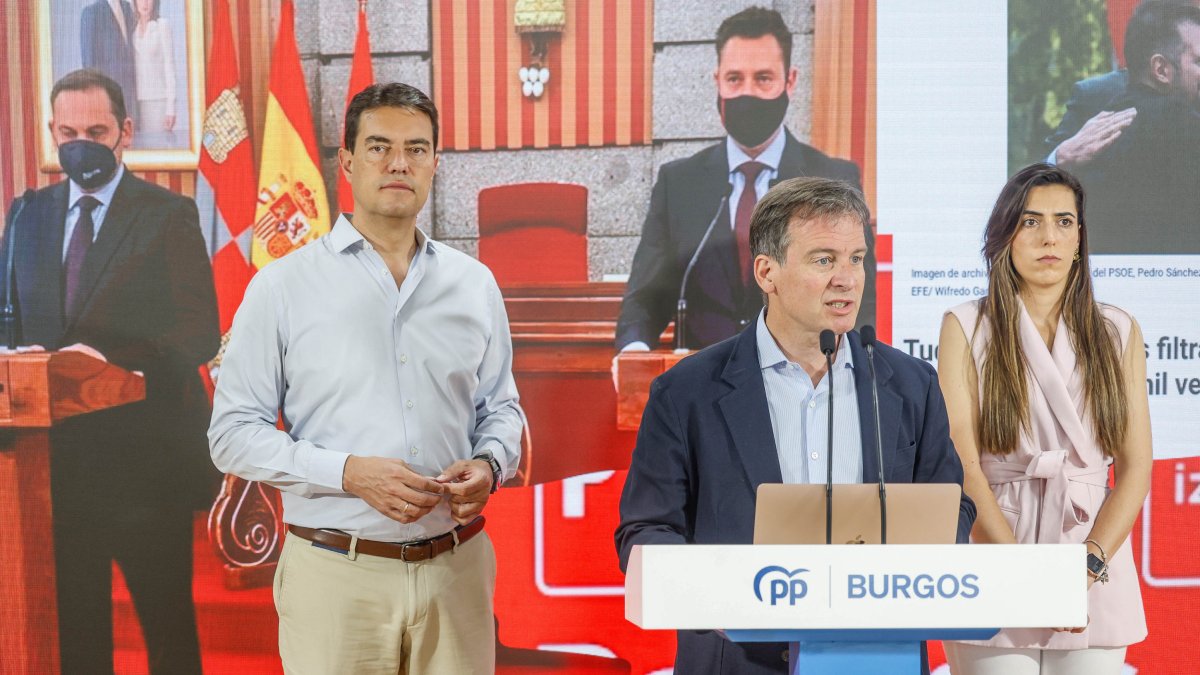 Ángel Ibáñez, Borja Suárez y Andrea Ballesteros, en la sede del PP, con una foto de José Luis Ábalos y Daniel de la Rosa al fondo.
