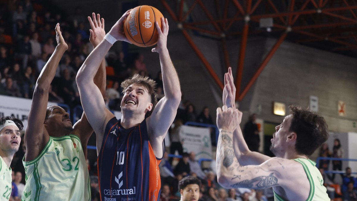Parrado lucha ante Álex Renfroe en el partido contra el Betis en El Plantío.