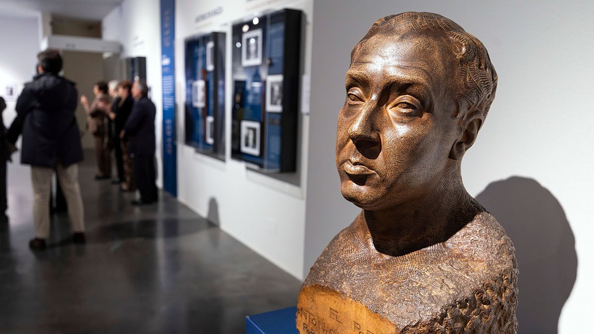 El busto de Antonio Machado, obra de Emiliano Barral, presidió la exposición 'Los Machado, retrato de Familia'.