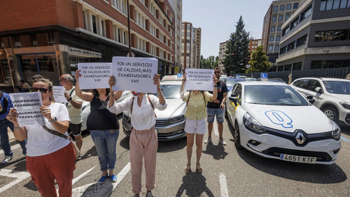 Protesta de las autoescuelas por la reducción de exámenes de conducir. Piden más examinadores de Tráfico.