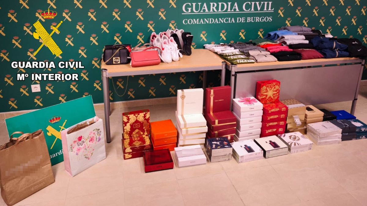 Interceptados con un coche lleno de ropa y perfumes robados usando bolsas Faraday.