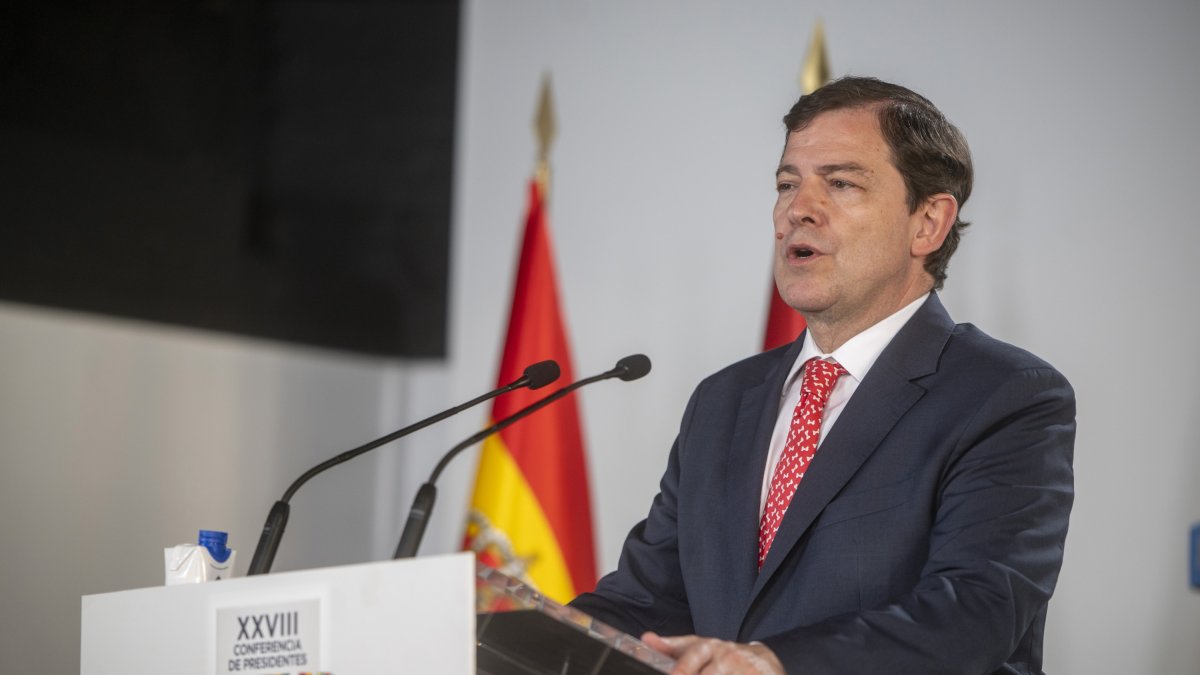 El presidente de la Junta de Castilla y León, Alfonso Fernández Mañueco, a 6 de junio de 2025, en Barcelona, Cataluña (España).