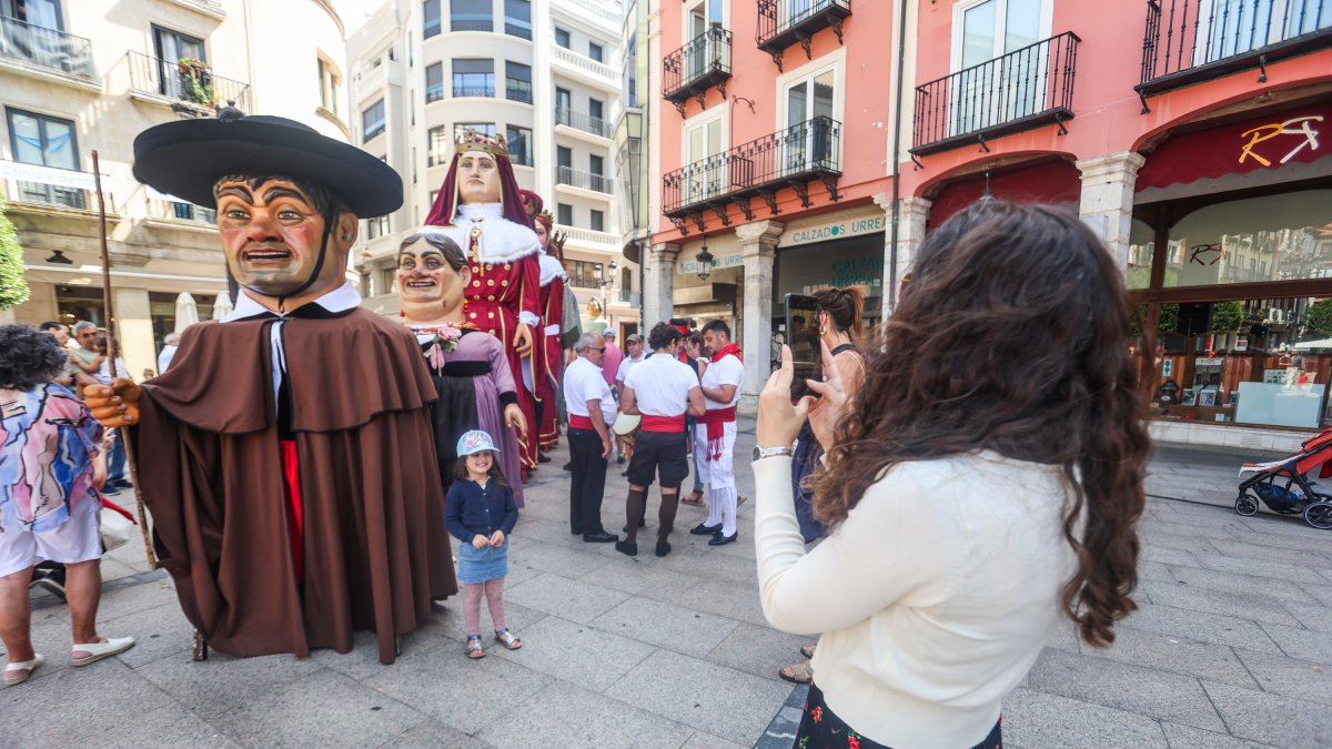 Último pasacalles de los Gigantillos, Gigantones y Danzantes en las fiestas de San Pedro 2025.