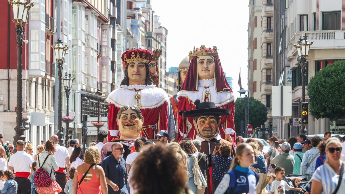 Último pasacalles de los Gigantillos, Gigantones y Danzantes en las fiestas de San Pedro 2025.