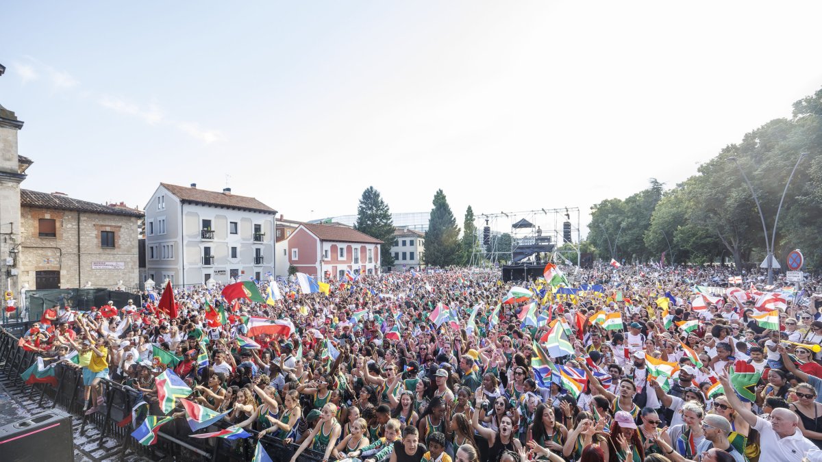 La Plaza de Santa Teresa fue el lugar elegido para dar el pistoletazo de salida a diez dias de las olimpiadas de la danza.