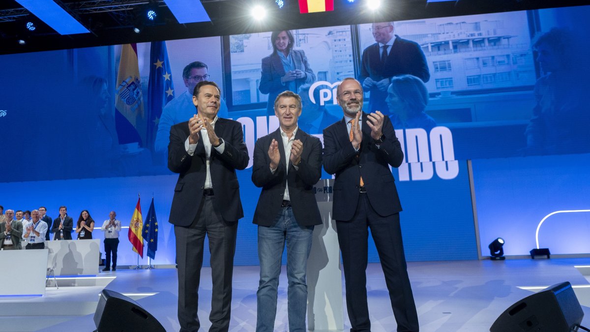 (I-D) El primer ministro de Portugal, Luís Montenegro, el presidente del PP, Alberto Núñez Feijóo, y el presidente del Partido Popular Europeo, Manfred Weber, durante la segunda jornada del XXI Congreso Nacional del Partido Popular, a 5 de julio de 2025,.