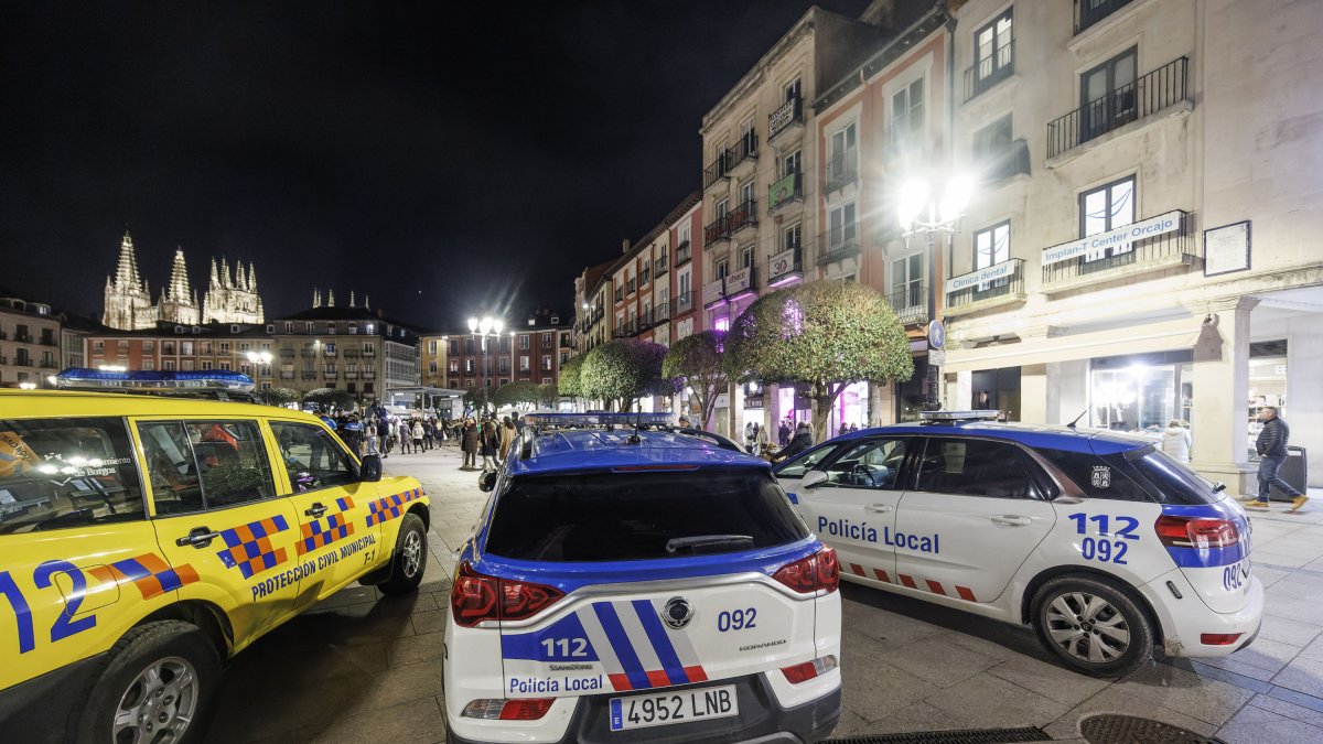 Protección Civil y Policía Local en la Plaza Mayor de Burgos.