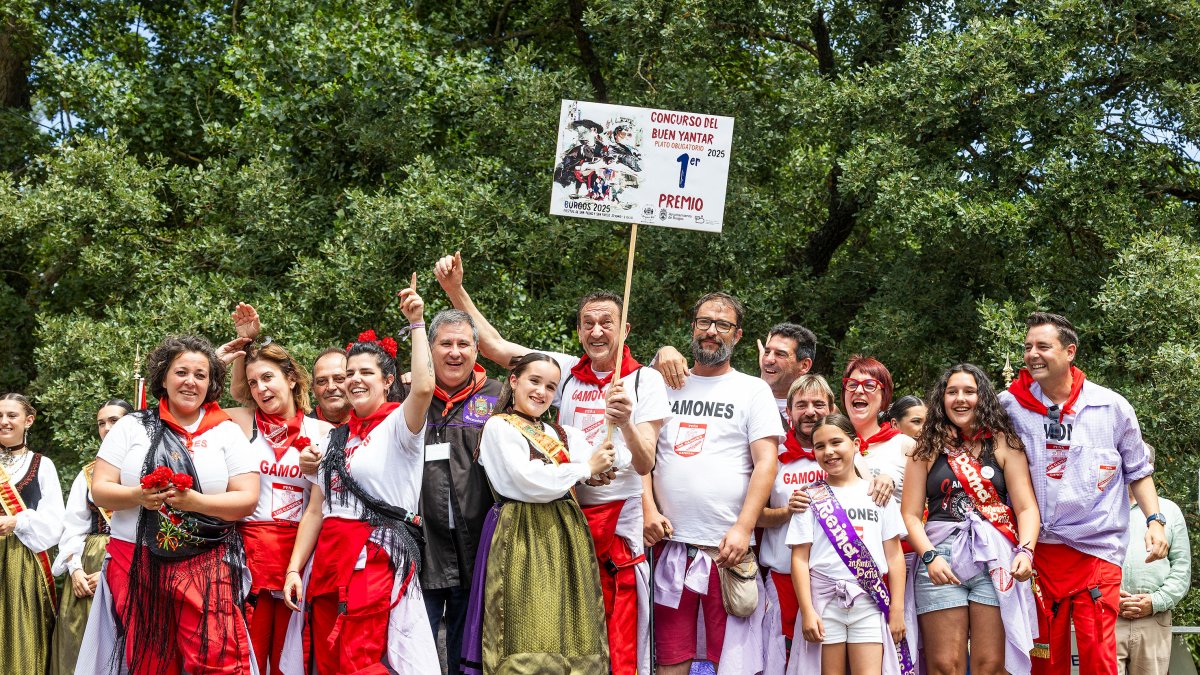 Los Gamones, celebrando su victoria en el Concurso del Buen Yantar en la categoría de plato obligatorio.