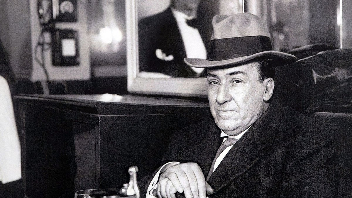 El poeta sevillano Antonio Machado, en una conocida fotografía tomada en el Café de las Salesas de Madrid en 1933.