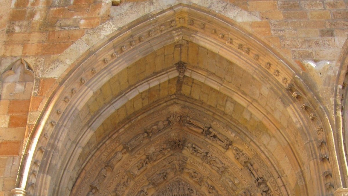Imagen de archivo del lugar en el que se encontraban las estatuas retiradas de la Catedral de León.