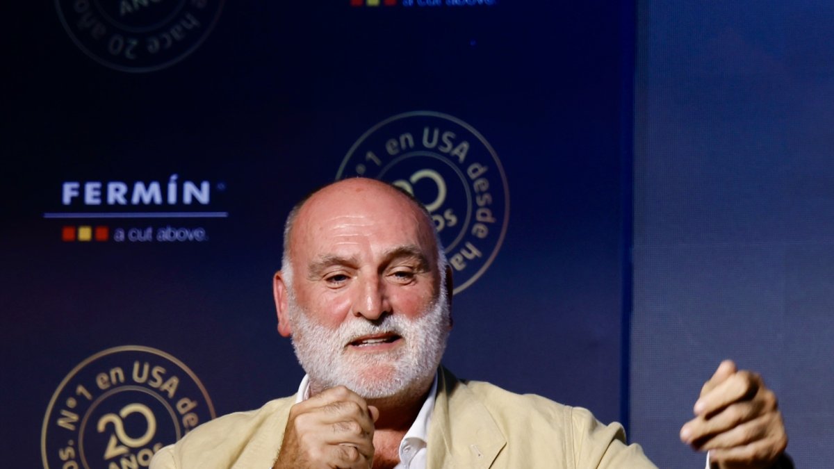 El presidente de la Junta de Castilla y León, Alfonso Fernández Mañueco, clausura el acto de Embutidos Fermín ‘20 años exportando a EEUU’. En la imagen el chef José Ramón Andrés.