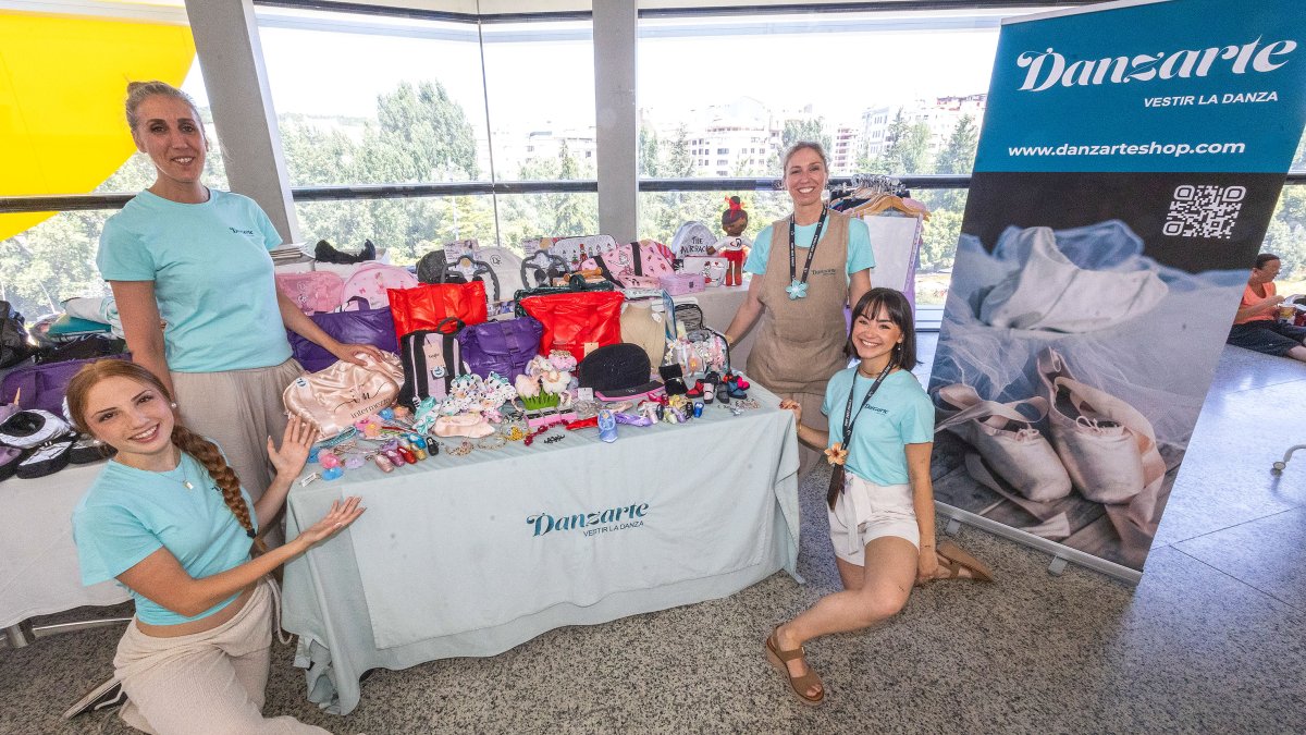 Amaya Solar y el equipo de Danzarte en su stand del Fórum.