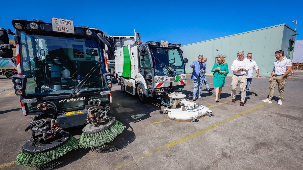Visita de la alcaldesa, Cristina Ayala, y el concejal de Medio Ambiente, Carlos Niño, a las instalaciones de Urbaser.