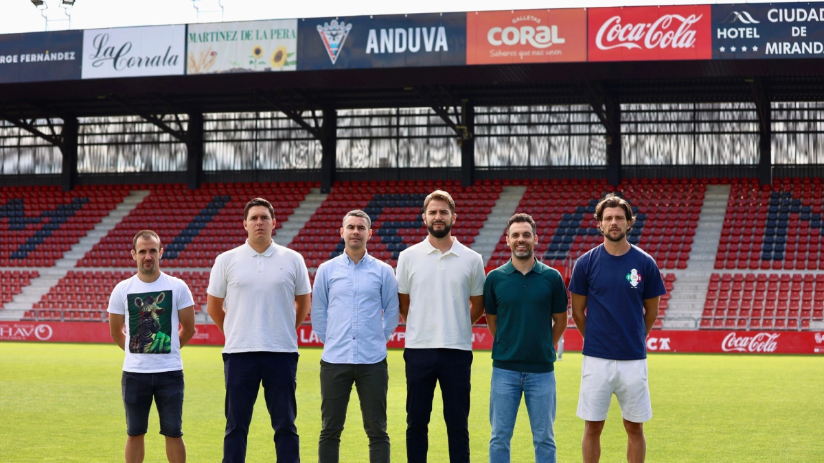 Fran Justo, con su equipo técnico.