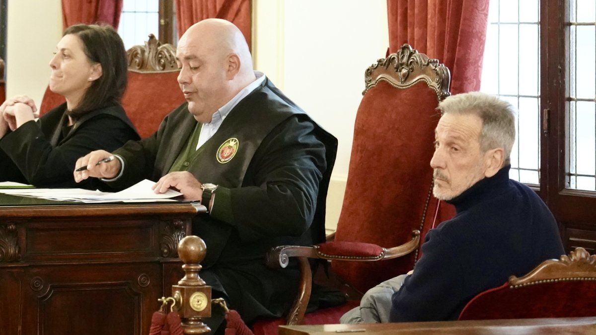 El ex concejal Pedro Muñoz asiste a una vista en la Audiencia Provincial en la que se decide si entra en prisión tras la condena impuesta.