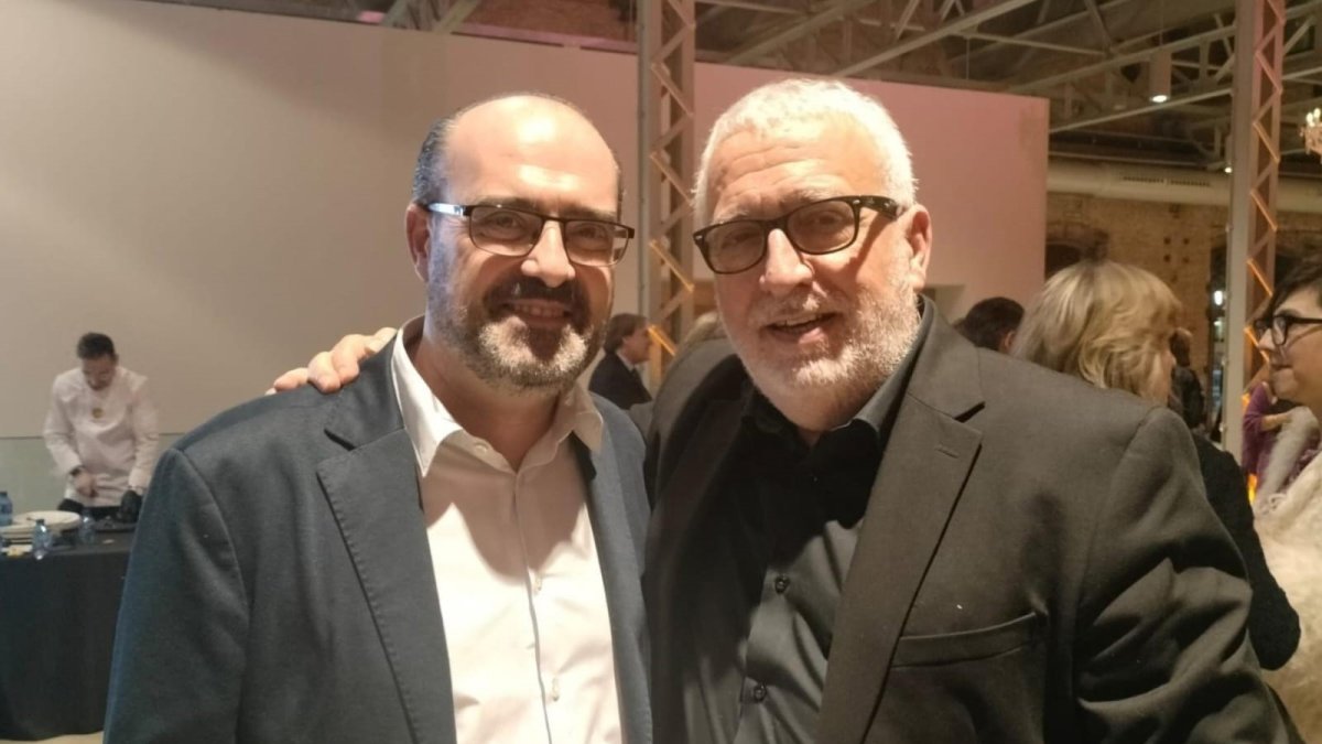 El alcalde de Ponferrada, Marco Morala (izquierda), con el humorista y actor Leo Harlem (derecha), que será el pregonero de las fiestas de La Encina 2025.