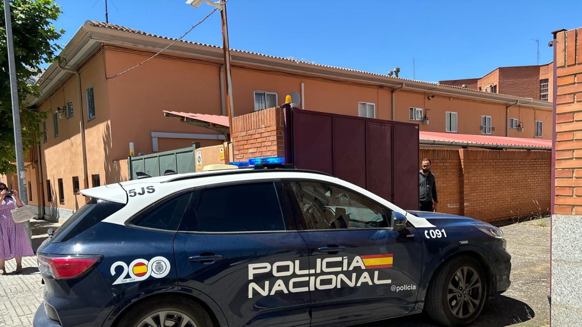 Imagen del detenido a su llegada al juzgado en el vehículo policial.
