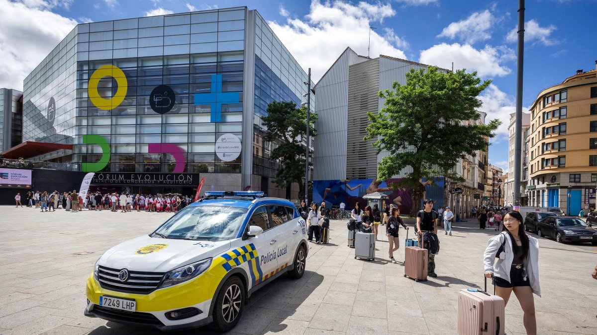 Los bailarines se concentran en el entorno del Fórum y el Teatro Principal.