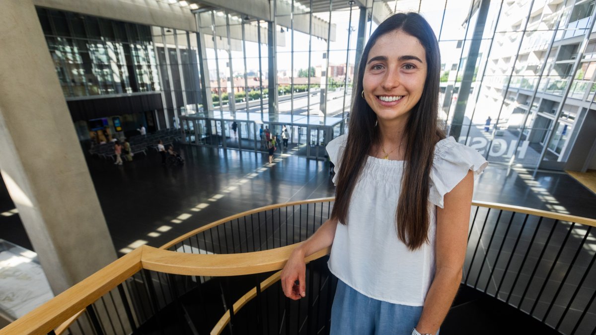 La investigadora Lucía Simón Vicente, en el vestíbulo del Hospital Universitario de Burgos.