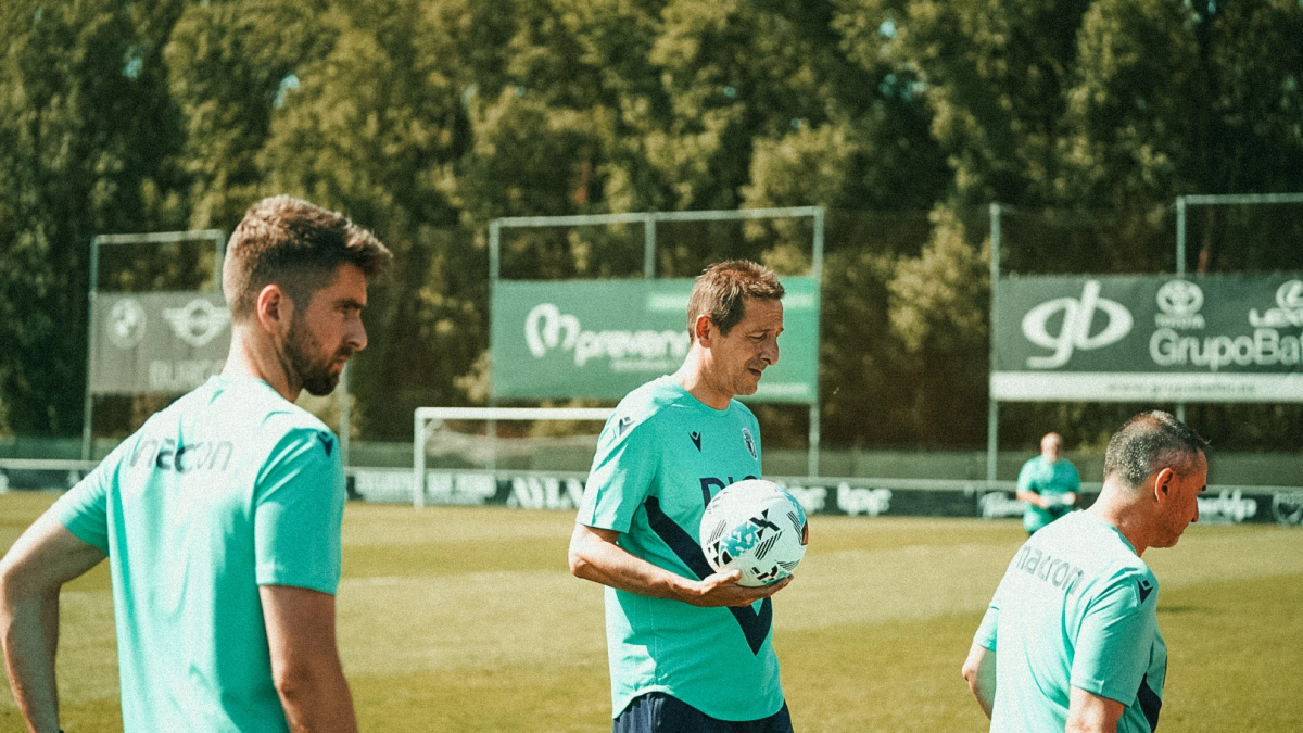 En el centro, Ramis durante la primera sesión de entrenamiento del Burgos CF.
