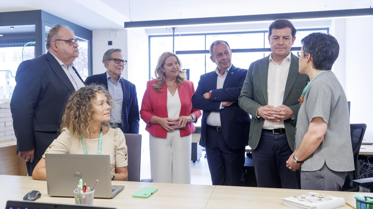 Alejandro Vázquez, Ramón Reyes, Cristina Ayala, Eduardo González y Alfonso Fernández Mañueco, en la inauguración de la sede de la AECC en Burgos.