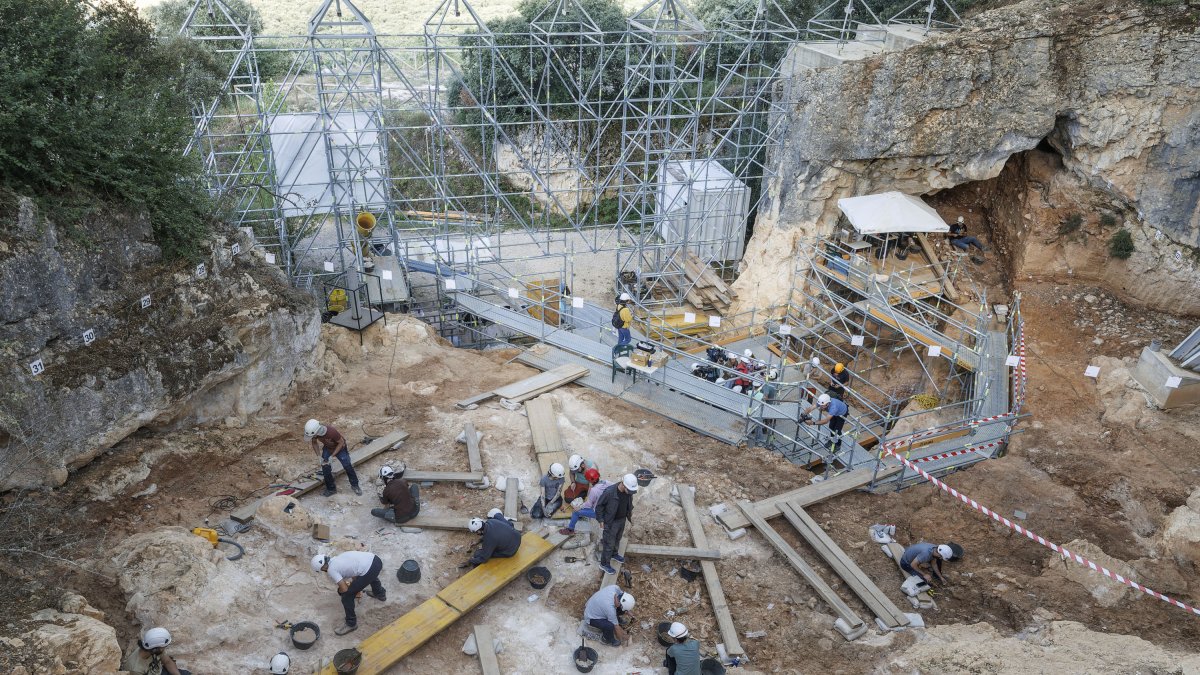 Yacimiento de Cueva Fantasma, el refugio de los últimos neandertales en un contexto muy frío y en convivencia con un activo grupo de hienas.