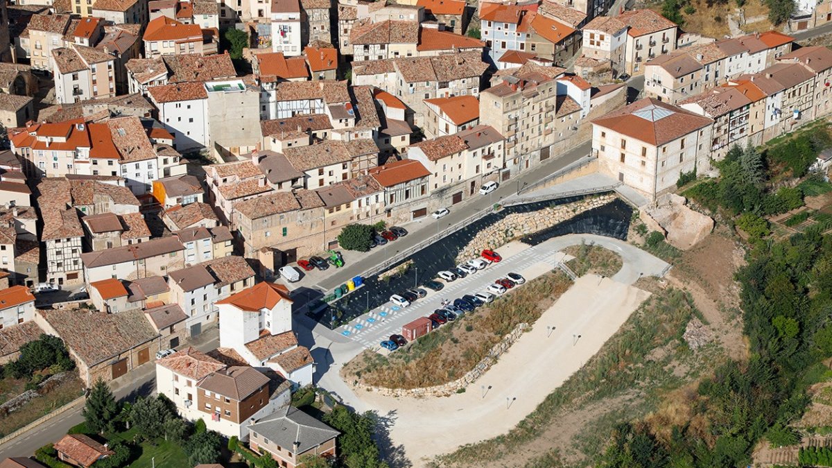 Vista aérea del aparcamiento ‘Esteban Quintanilla Ruiz’, en Poza de la Sal.