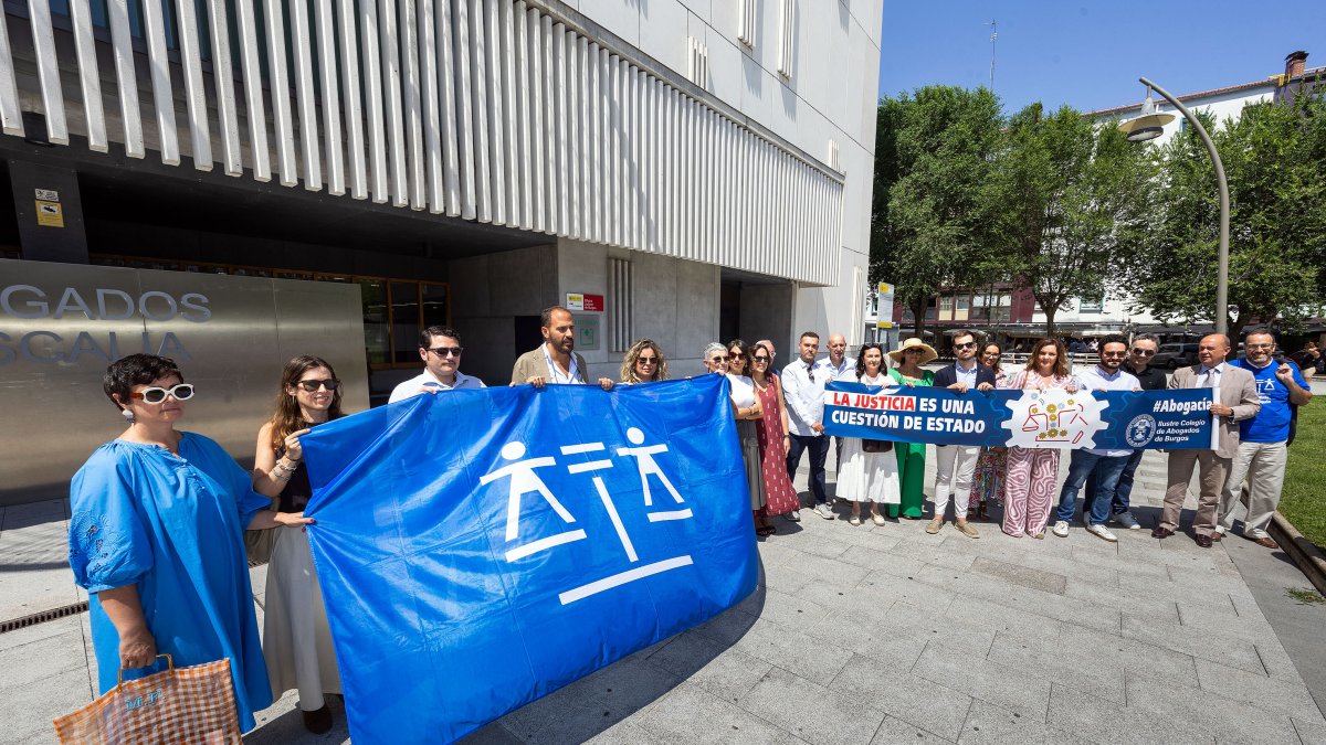 Concentración de abogados y procuradores con motivo del Día de la Justicia Gratuita.