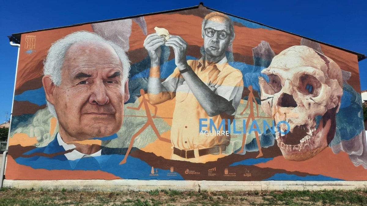 Mural que reuerda la figura de Emiliano Aguirre, el padre de los yacimientos de Atapuerca, a la entrada de Ibeas de Juarros.