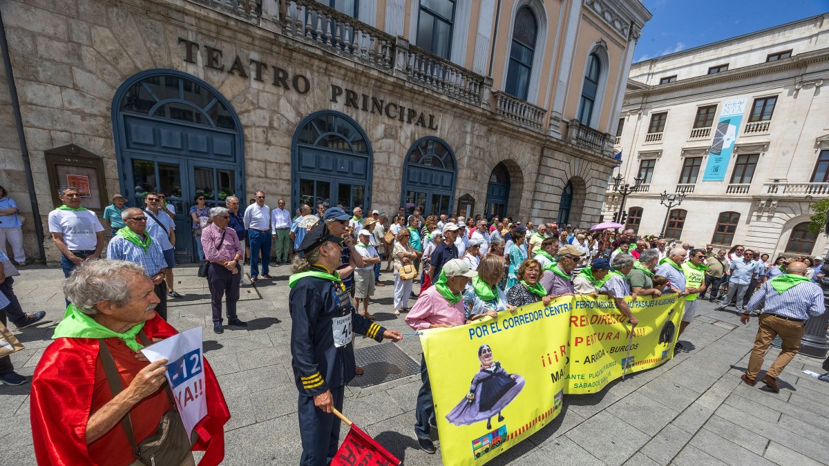 Instante del plante 400 por la reapertura del tren directo.
