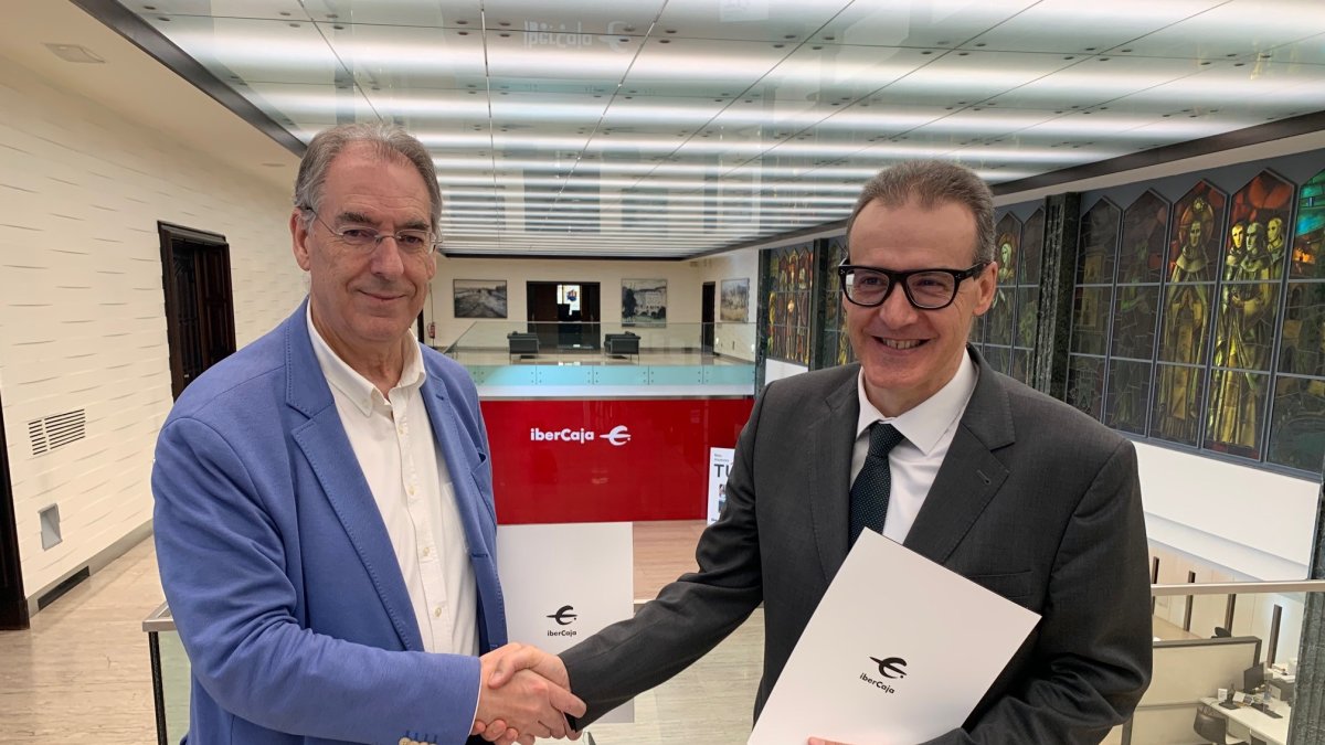 José Ángel Pérez Álvarez y Miguel Ángel Benavente de Castro tras firmar el acuerdo.