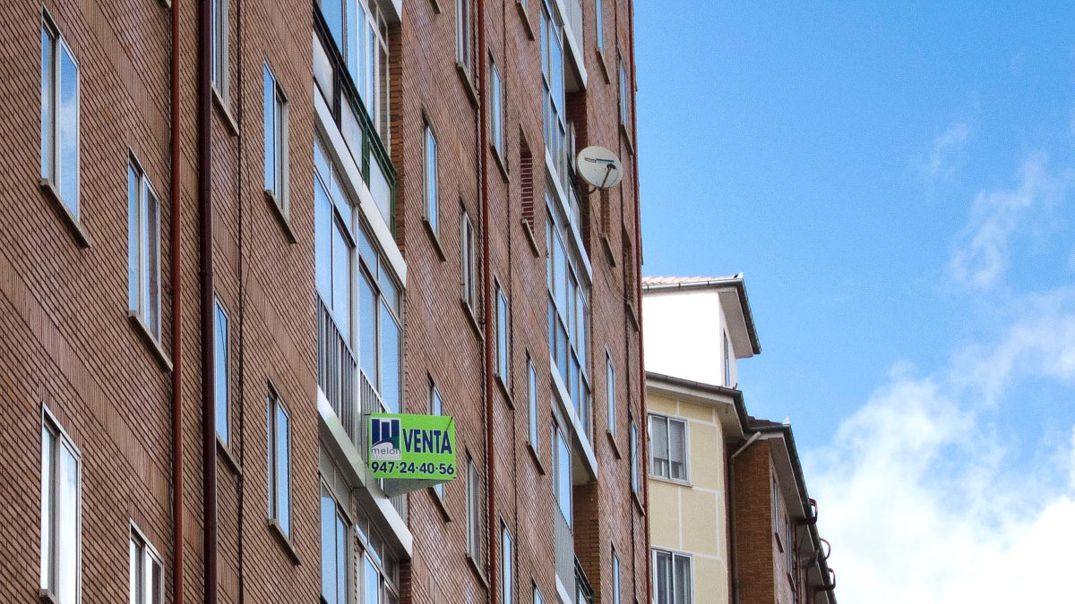 Varios carteles indican pisos en venta en una fachada de la capital burgalesa.