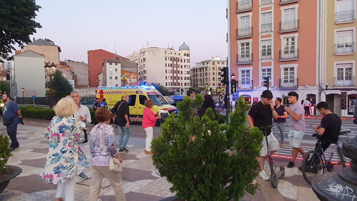 Imagen de la ambulancia en la Plaza Vega, junto al puente de Santa María.
