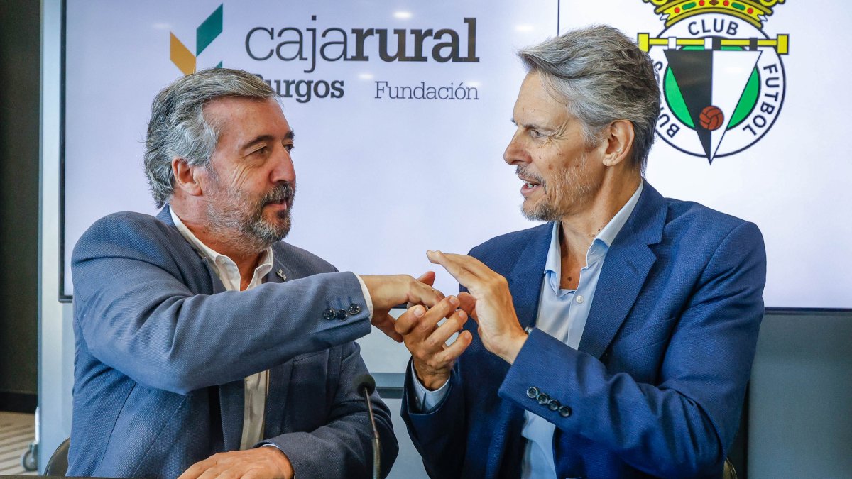 Tomás Fisac y Alejandro Grandinetti, tras renovar el convenio de colaboración entre Caja Rural y el Burgos CF.