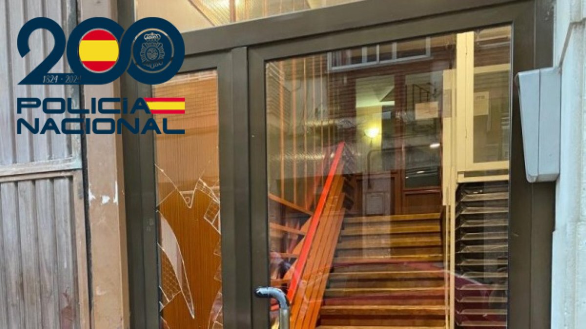 La pelea provocó daños en portales y vehículos.