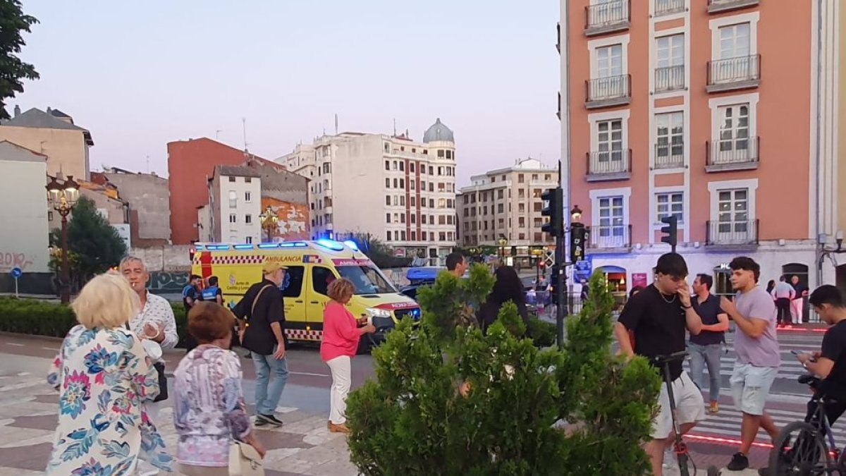 Imagen de la ambulancia donde se atendió al hombre herido.