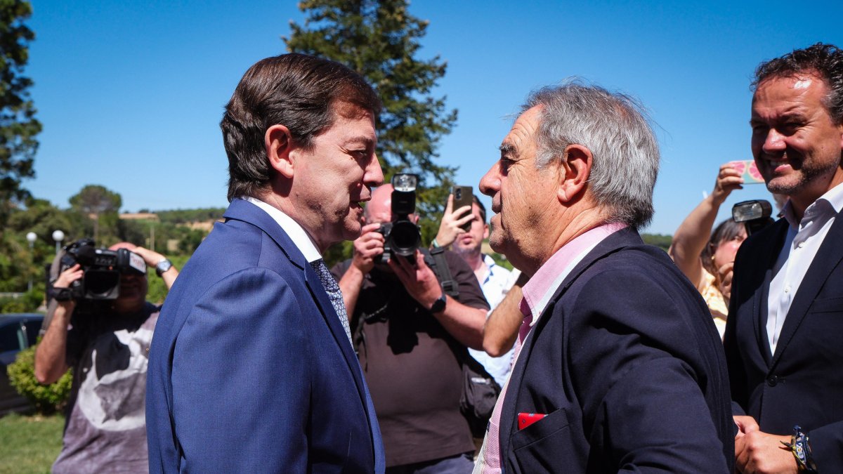 Mañueco a su llegada al curso universitario Prensa y Poder que organiza Graciano Palomo en San Gabriel