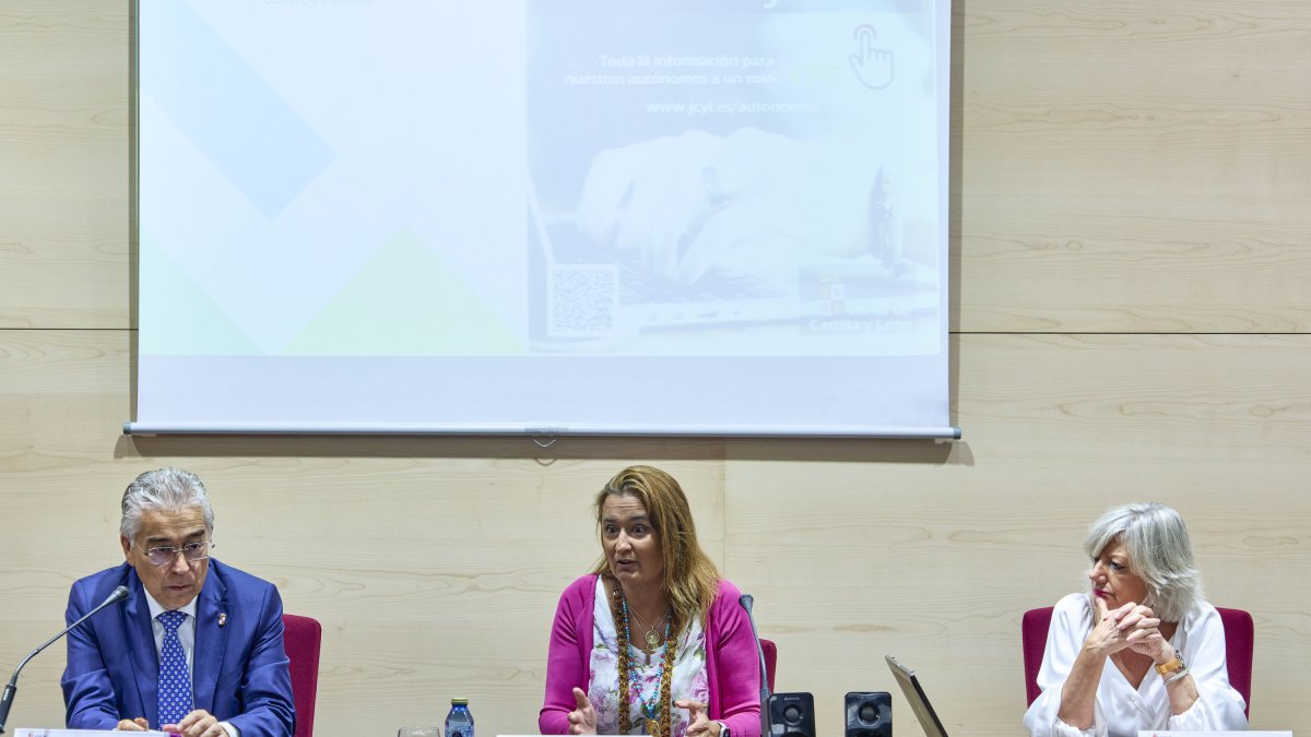 La directora general de Economía social y Autónomos, Emma Fernández, en el centro, durante la presentación de RelevaCyL en Burgos.