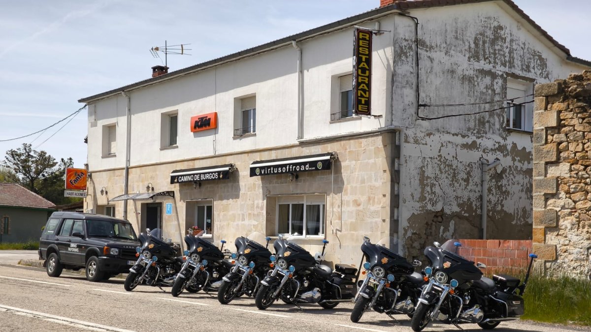 Miembros de la Guardia Real paran en el Restaurante Hostal Camino de Burgos.