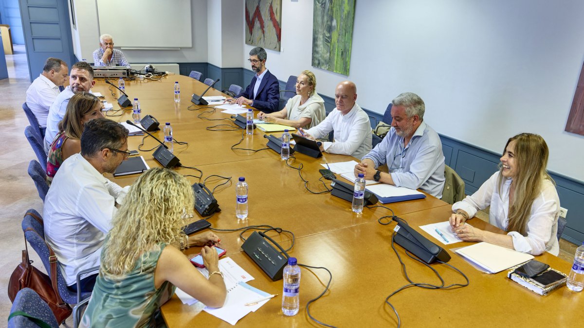 Instante de la primera reunión de la comisión de investigación.